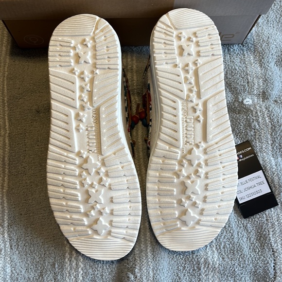 NIB Festival Hey Dude Shoes - Picture 6 of 12